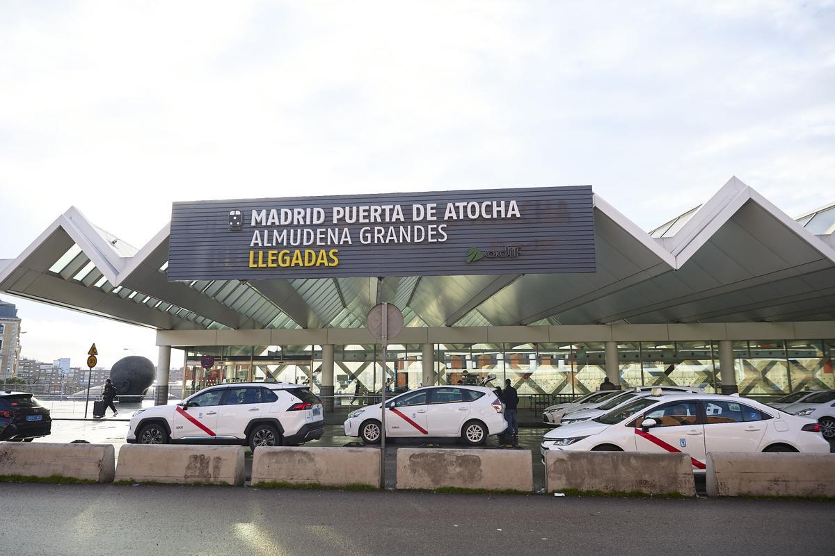 Varios taxis durante la primera jornada de la huelga ferroviaria, en la estación de tren Madrid-Puerta de Atocha-Almudena Grandes, a 9 de febrero de 2026, en Madrid (España). La huelga de tres días convocada por todos los sindicatos ferroviarios del país comienza hoy en Renfe, Iryo y Ouigo, con 350 servicios de alta velocidad cancelados, y en el conjunto de empresas que operan los trenes de mercancías, cuyos servicios mínimos se limitan al 21%. 09 FEBRERO 2026 Jesús Hellín   / Europa Press 09/02/2026. Jesús Hellín;