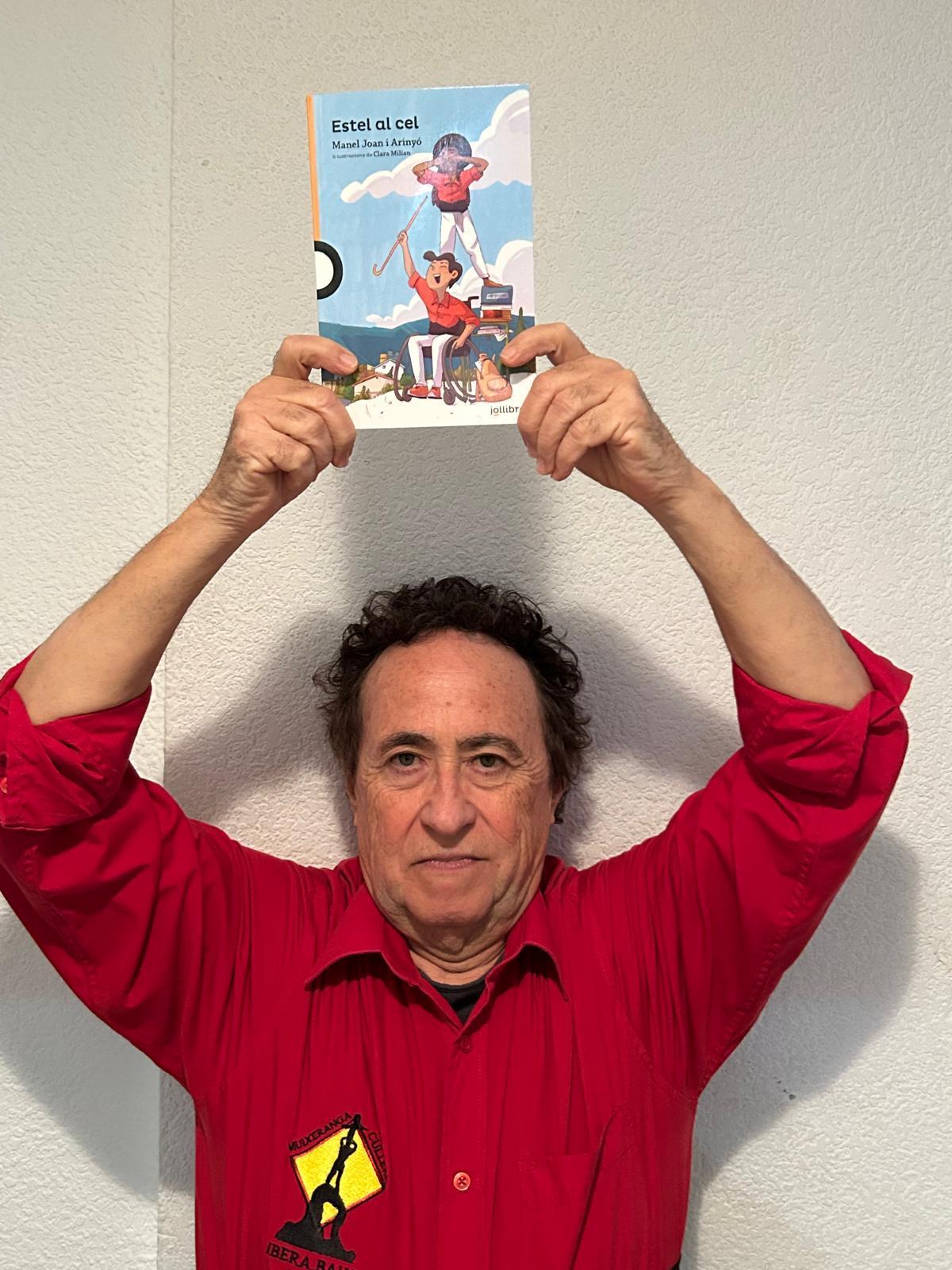 El escritor cullerense junto a su nuevo libro.