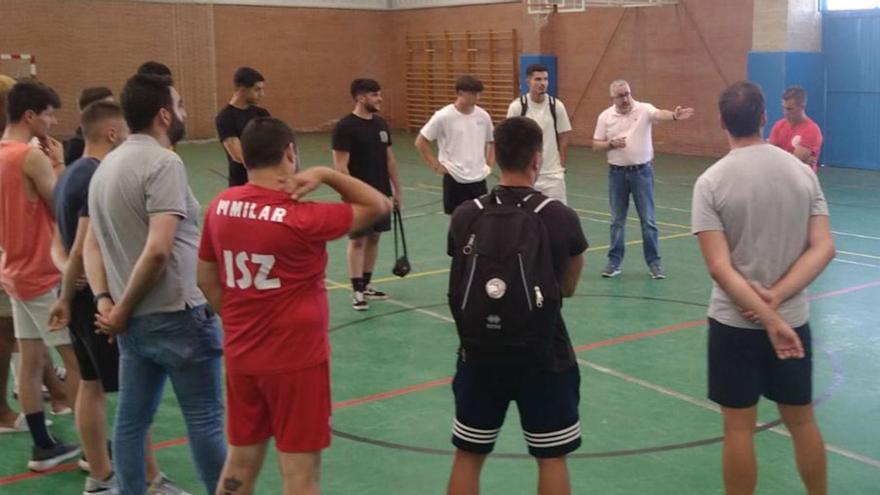 Miguel Ángel García, presidente del InterSala, habla con los jugadores. | | CEDIDA