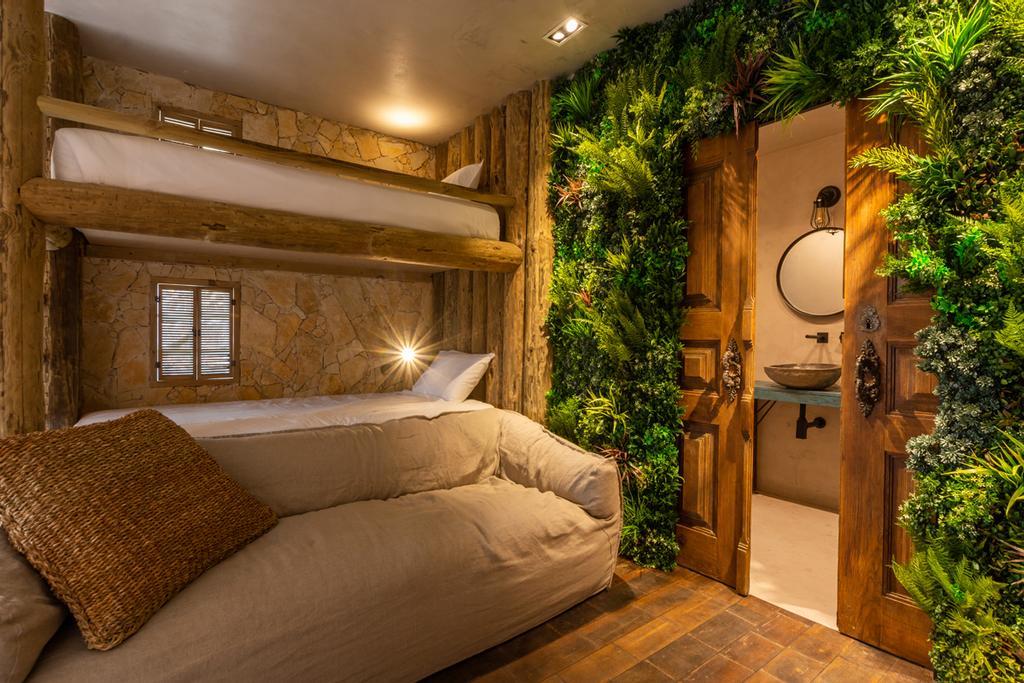 Se trata de una cabaña ecológica construida con materiales naturales como hierro, piedra, madera y bambú.