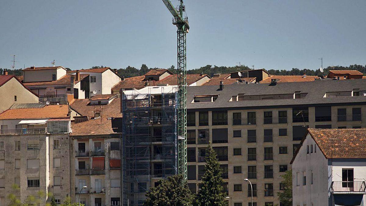 Una grúa en un barrio de la ciudad, que espera por el nuevo PXOM.