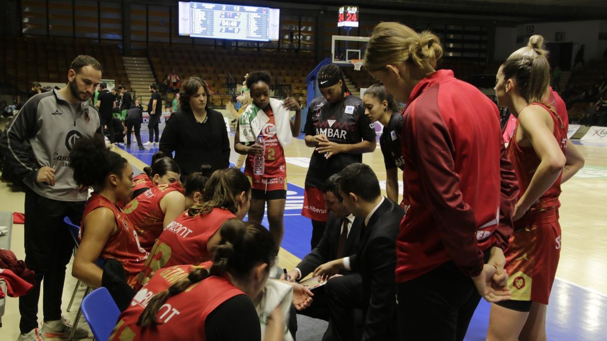 Carlos Cantero da instrucciones durante un tiempo muerto en Vitoria