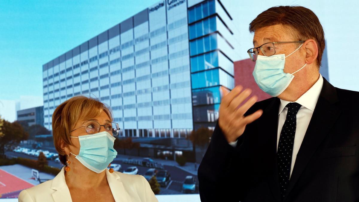 La consellera de Sanitat, Ana Barceló, i el president, Ximo Puig, aquest matí en la presentació del nou edifici d’hospitalització de l’Hospital Clínic.