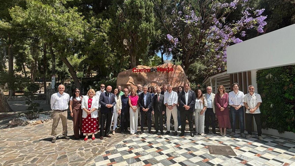 El presidente la Fundación Cueva de Nerja, Javier Salas, ha convocado una reunión con representantes de ocho municipios malagueños para abordar esta propuesta unitaria del arte del Paleolítico conservado en la provincia en 12 grutas.