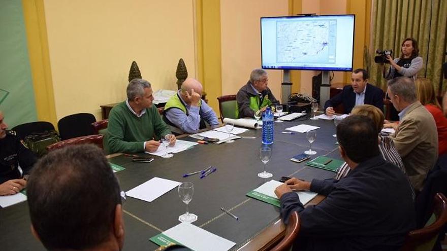 El comité asesor del Plan de Emergencias, durante su reunión con José Luis Ruiz Espejo.