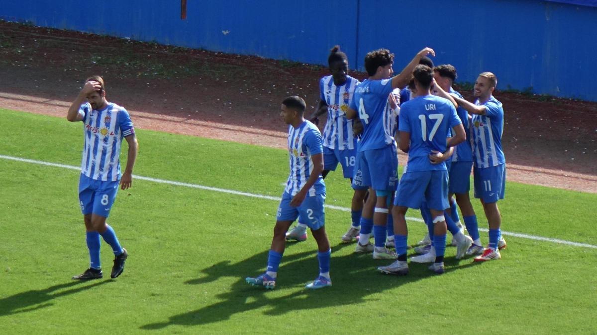 Los jugadores  del Águilas celebrán el gol de Seth Vega