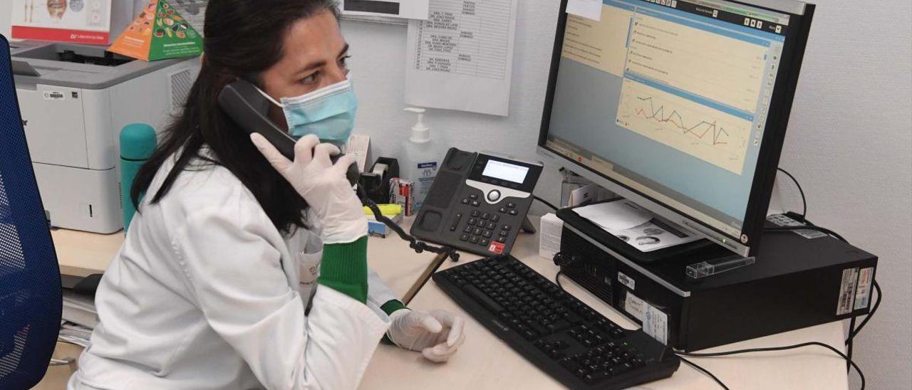 Una médica realizando atención telefónica en un centro de salud. | VÍCTOR ECHAVE