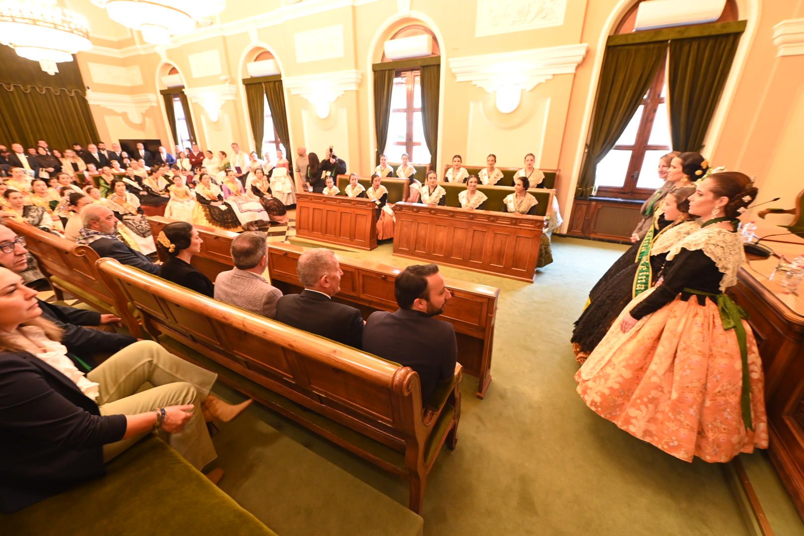 Galería de imágenes: Recepción de las reinas de los pueblos en el Ayuntamiento de Castelló