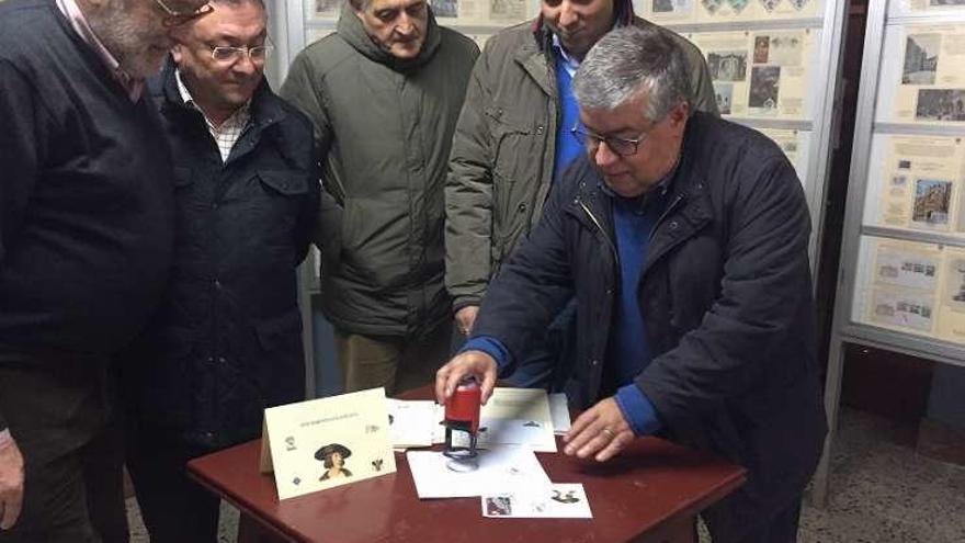 José Mangas, Eugenio Herrero, Ángel Iglesias, Alejandro Vega y Orlando Moratinos (vicepresidente del Grupo Filatélico de Gijón), con el matasellos.