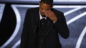 El actor Will Smith llora tras recoger el premio Oscar a mejor actor. 