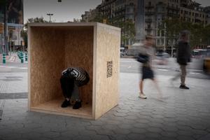 Performance en los Jardinets de Gràcia relacionada con el Festival Viva la Vida. Sant Joan de Déu organiza un festival juvenil para fomentar el bienestar emocional.