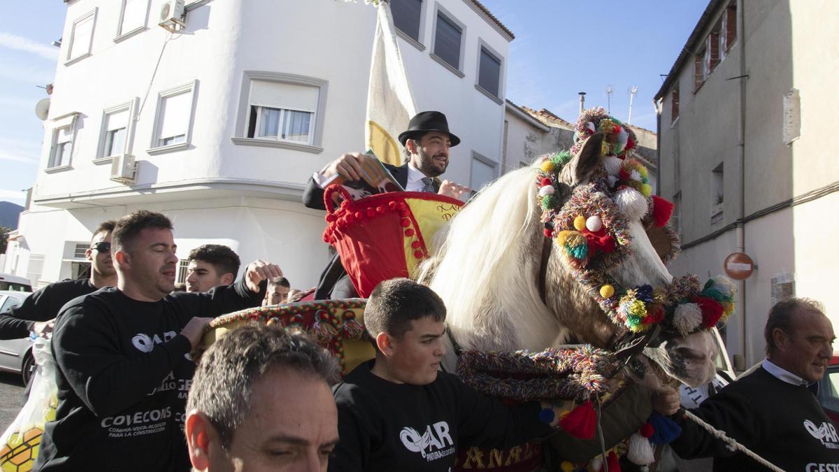 La bendición de los animales y "els parells" llenan Canals de fiesta por Sant Antoni