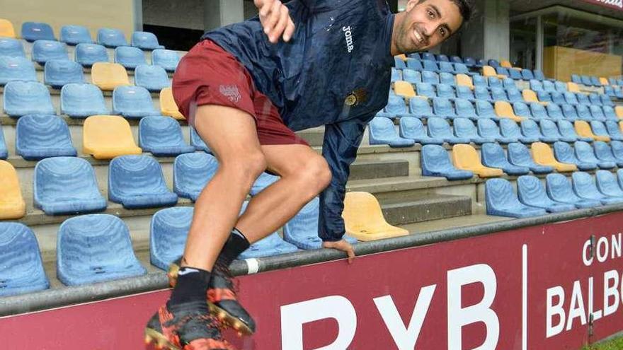 Romay saltando al césped de Pasarón tras el entrenamiento de ayer. // Gustavo Santos