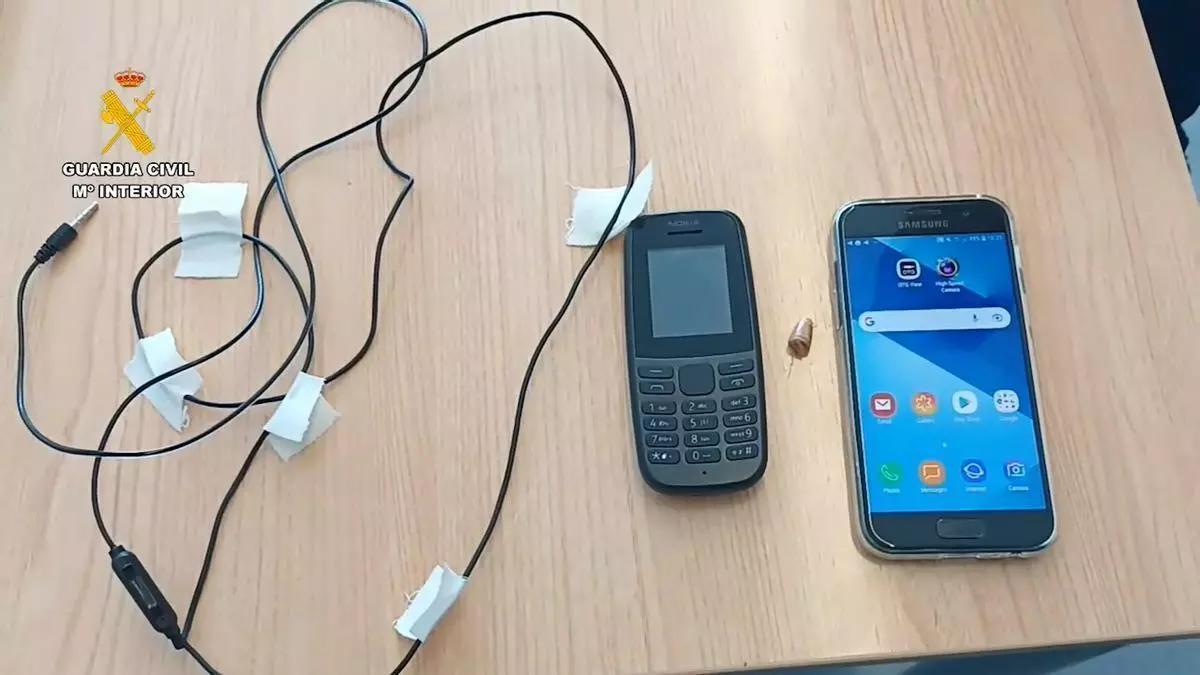 Dispositivo electrónico utilizado para copiar en un examen de conducir.