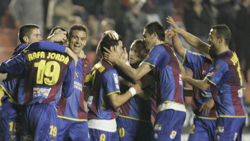 Los jugadores del Levante celebraron hasta cinco goles en el estadio del Cartagena