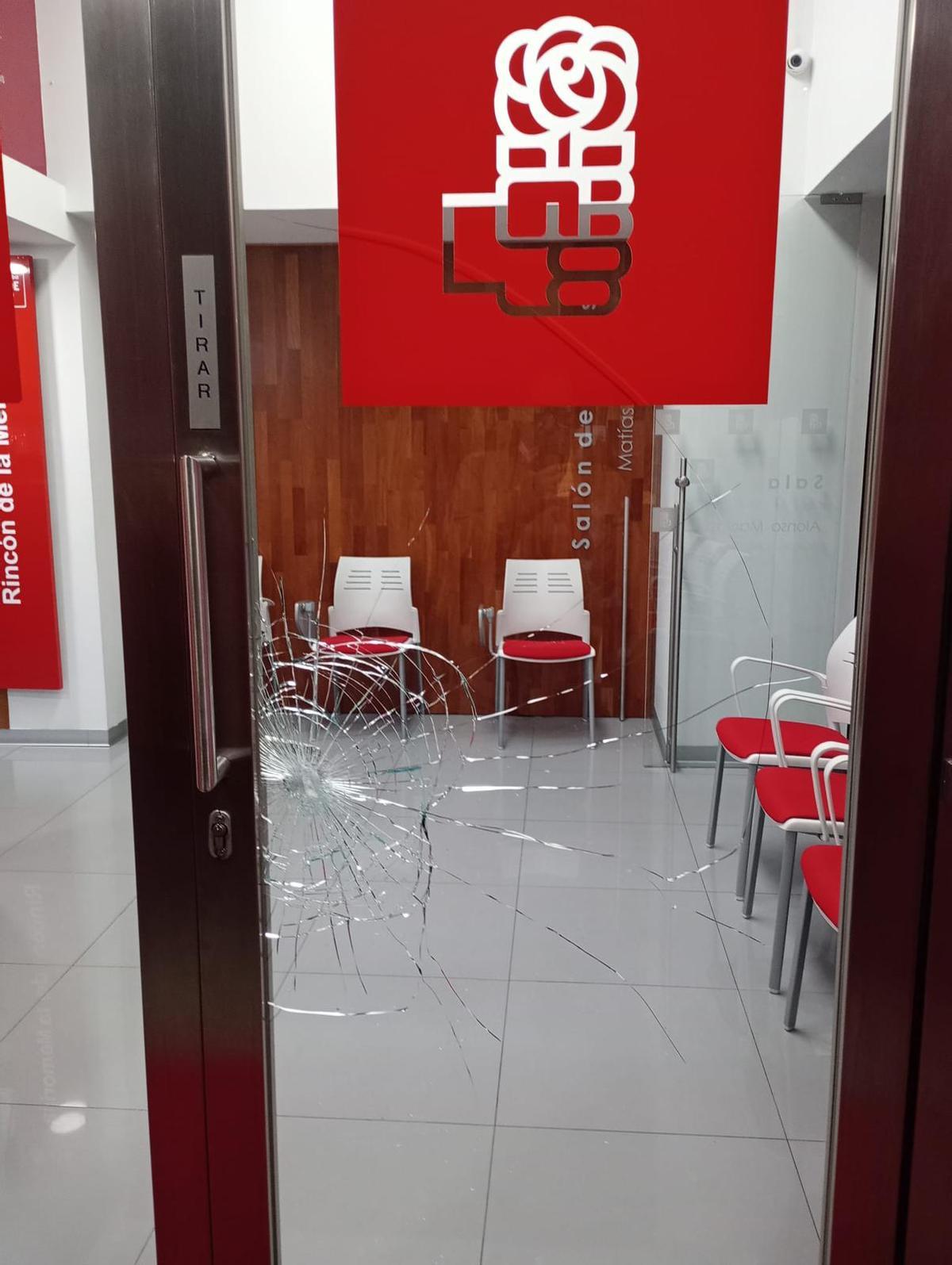 Rotura dle cristal de la puerta de la sede del PSOE en Córdoba tras el ataque vandálico.