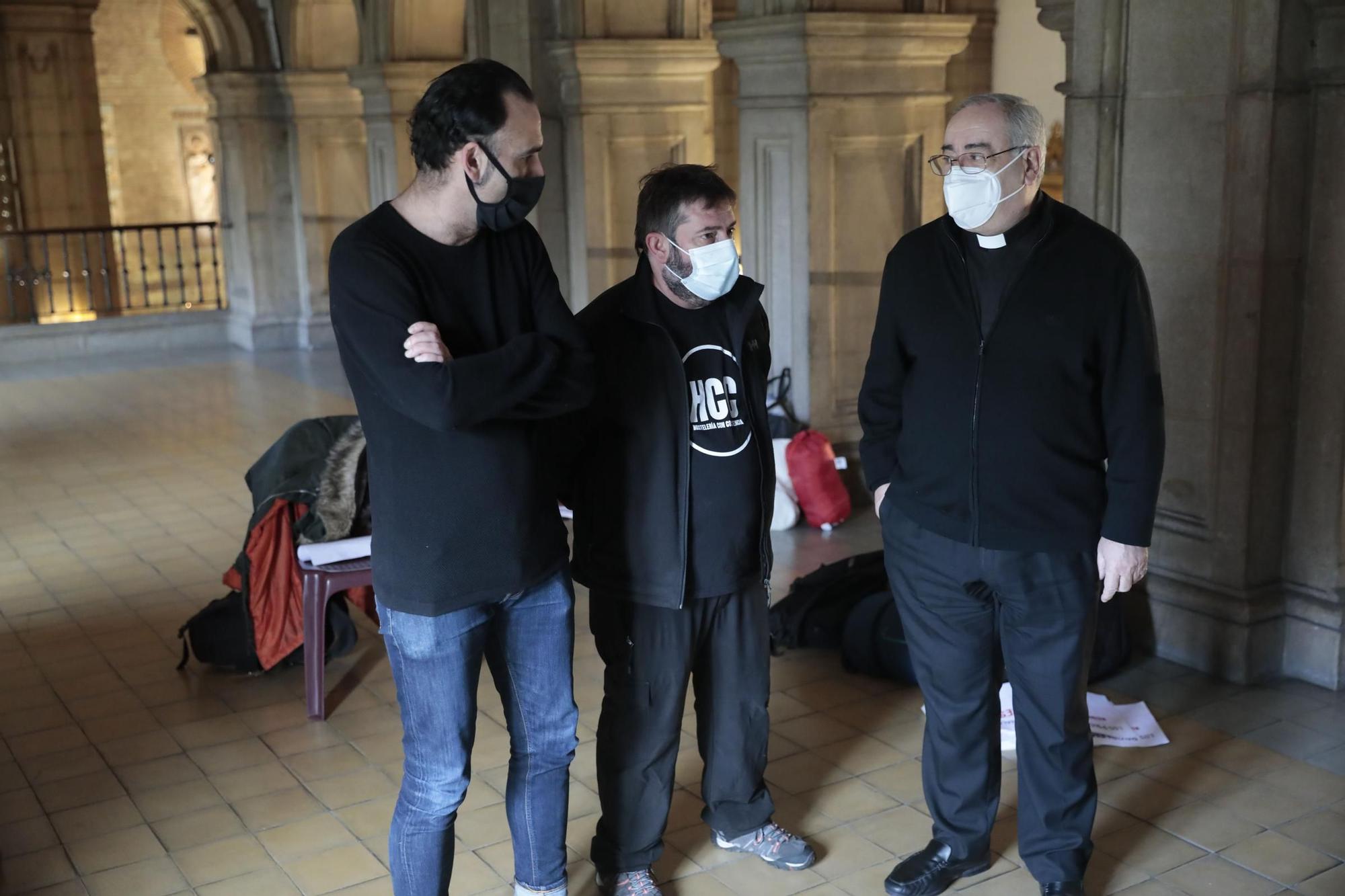 Nuevo encierro de hosteleros en Gijón, en la iglesia de San José