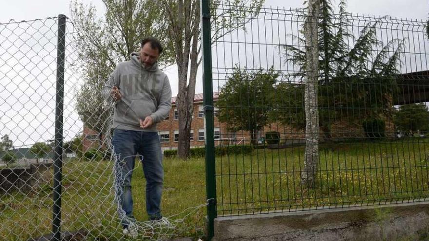 Estado en el que quedó el cierre escolar tras el robo perpetrado este fin de semana. // Noé Parga