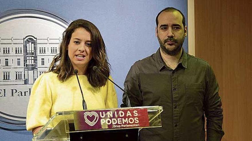 Los diputados Gloria Santiago y Alejandro López, de Podemos.