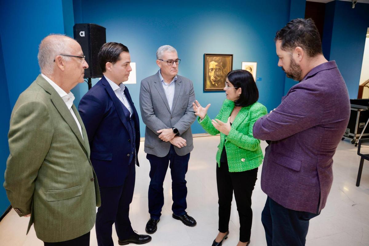 Carolina Darias, junto a Josué Íñiguez y Franscisco Hernández Spiónola, dialoga con el decano Manuel Ramírez y Daniel Pérez