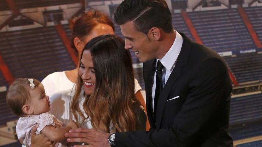 Bale junto a su novia y su hija.