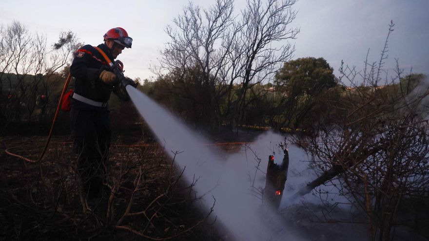 Una mujer muerta y 11.000 hectáreas quemadas en un incendio sin control en el sur de Francia