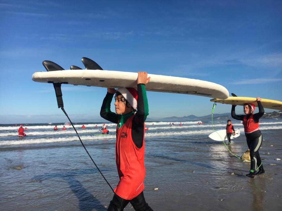 Papá Noel surfea en la playa de Patos