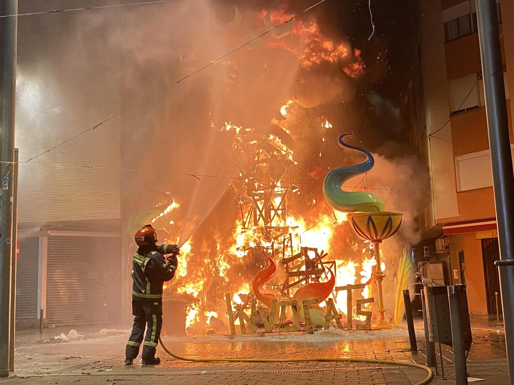 Galería I Fallas Benicarló: El monumento de la Paperina vive el momento culmen de la 'cremà'