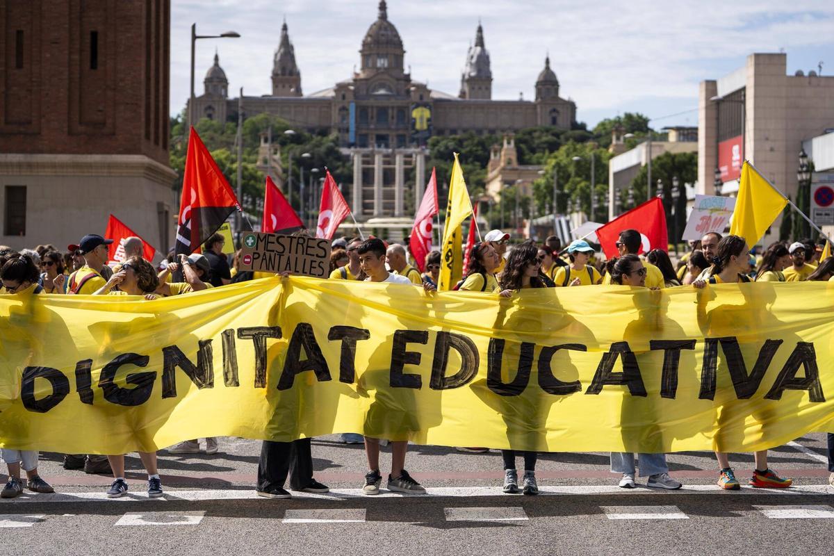 Manifestantes participan en una marcha por el centro de Barcelona durante una jornada de protesta del sector educativo