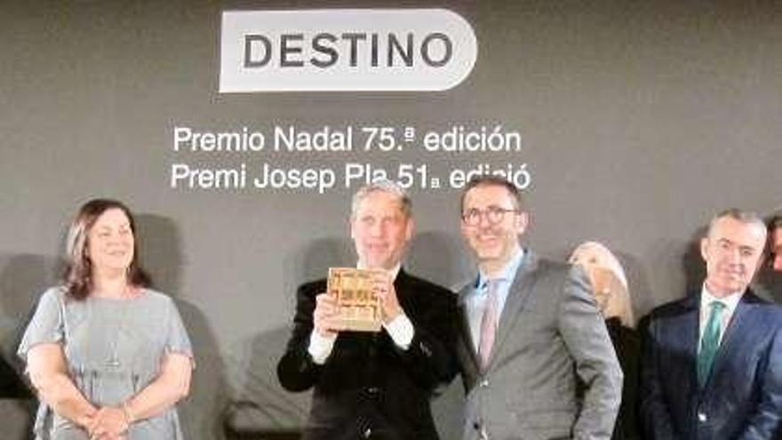 Guillermo Martínez, con el premio. // E.P.