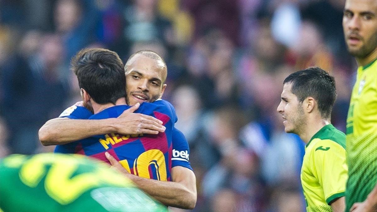 Messiy Braithwaite se abrazan tras el triunfo del Barça al Eibar.