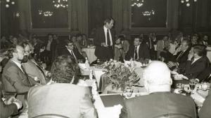 Un parlamento durante la primera edición del Mejor Inicativa Empresarial, en 1980. Antonio Asensio Pizarro, presidente fundador de Grupo Zeta y editor de EL PERIÓDICO, aparece sentado a la izquierda del orador.
