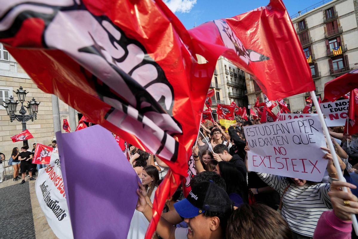 Miles de estudiantes se manifiestan en varias ciudades contra la nueva selectividad. Miles de estudiantes se manifiestan en varias ciudades contra la nueva selectividad.