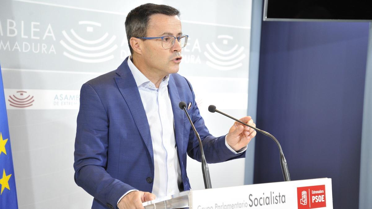 Miguel Ángel Gallardo insta a la presidenta de la Junta de Extremadura, María Guardiola, a elegir entre el PSOE o Vox para aprobar los presupuestos de 2026.