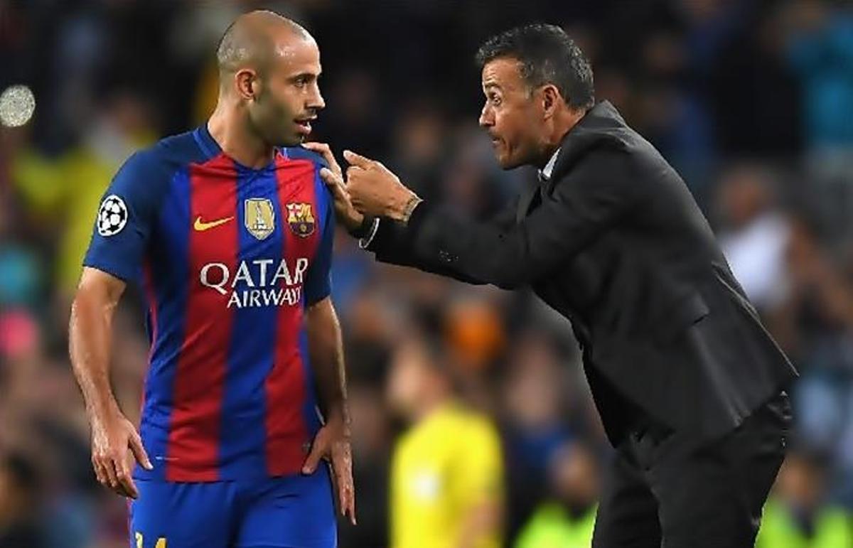 Luis Enrique, con Mascherano, durante un partido en el Barça