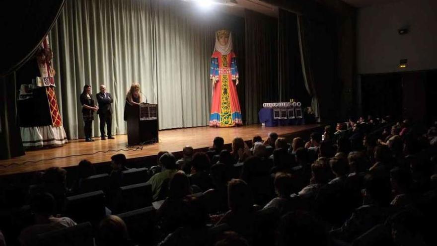 Escenario del Colegio Universitario donde se desarrolló la gala.