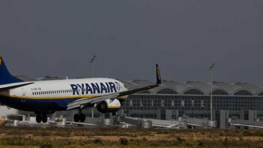 Un avión de Ryanair aterriza en el aeropuerto junto a la nueva terminal.