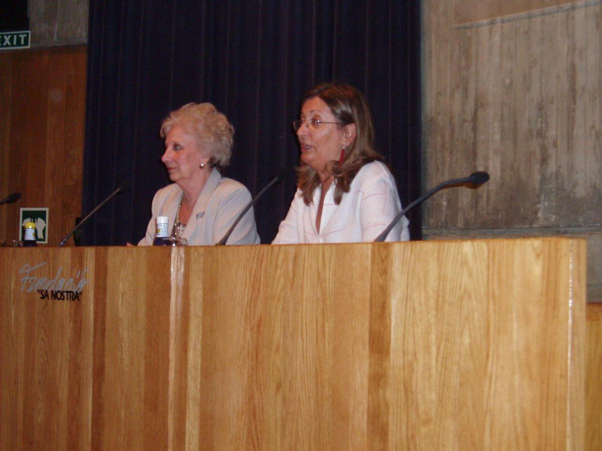 Estela de Carlotto y la profesora Esperanza Bosch, en la conferencia que la presidenta de Abuelas de Plaza de Mayo dio en Sa Nostra en 2005.