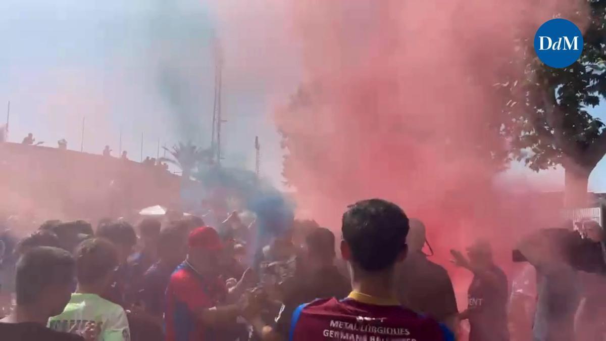 VIDEO: Los aficionados reciben a los jugadores del Poblense antes del partido de ascenso a Primera RFEF