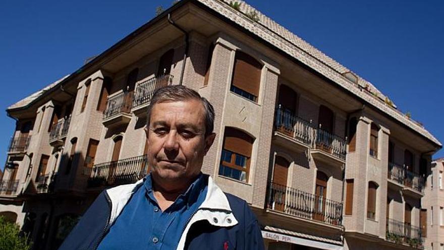 El arquitecto y demandante del Edificio Villalar, Román Ávila, ayer, con el inmueble a sus espaldas.