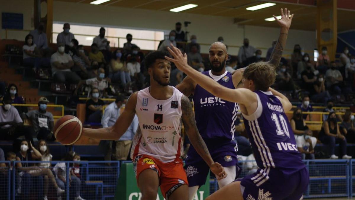Ismael Tamba durante un partido con el CB Zamora.