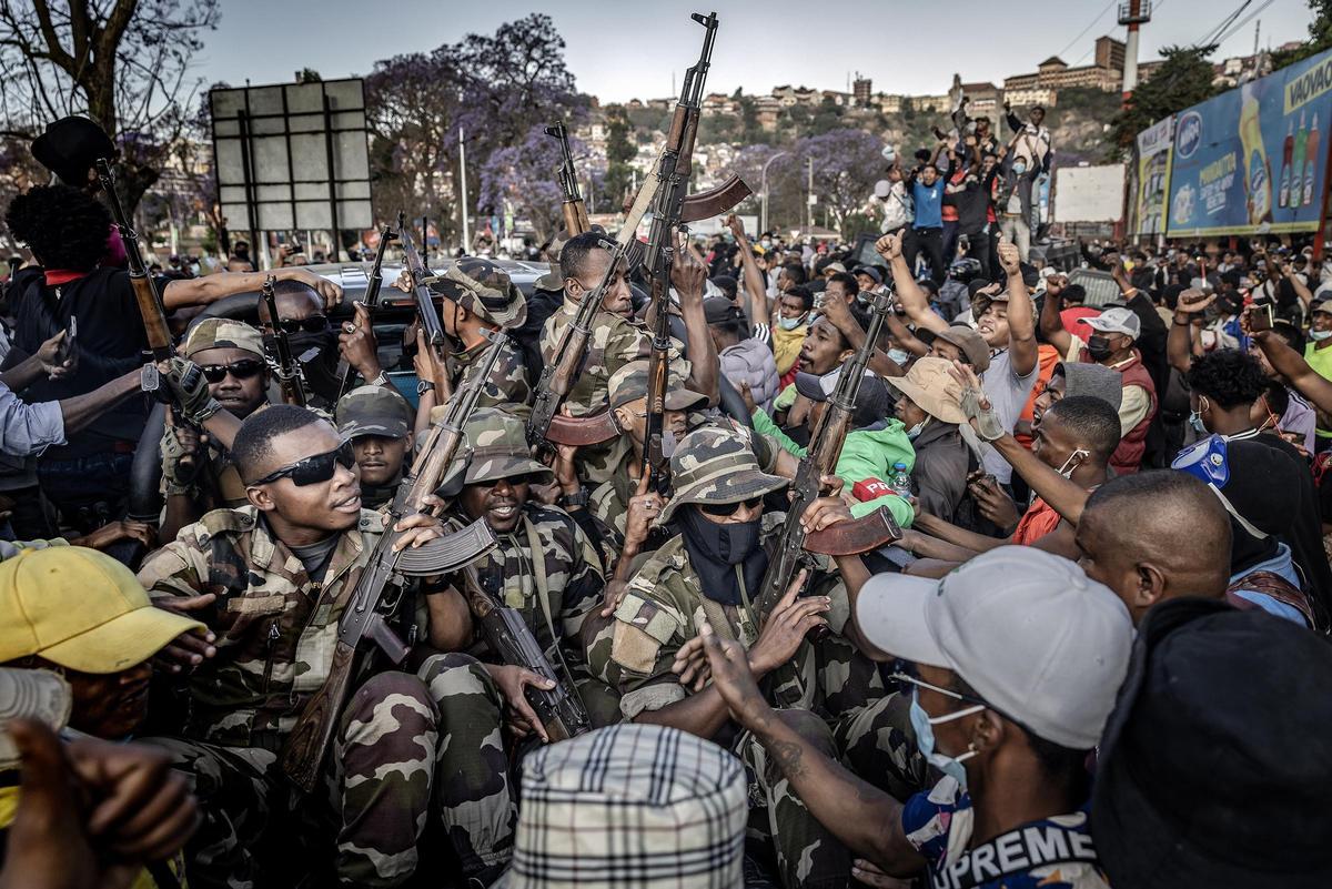 Miembros de la unidad militar CAPSAT viajan en una camioneta mientras los manifestantes celebran su llegada, tras los enfrentamientos entre los manifestantes y las fuerzas de seguridad. Antananarivo, Madagascar, 11 de octubre de 2025.