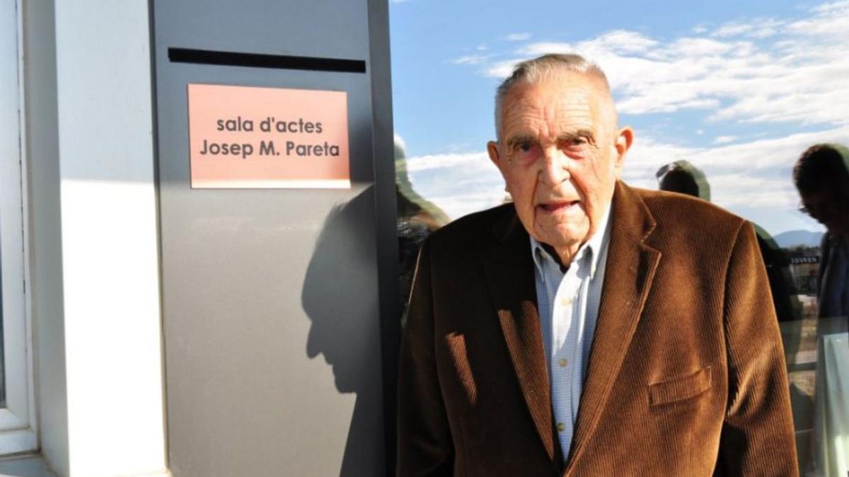 Josep Maria Pareta, al costat de la placa amb el seu nom. | GIROPOMA