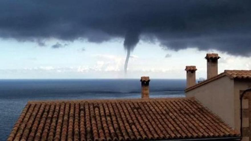 Ein Anwohner fotografierte die Windhose vor Banyalbufar und twitterte das Foto