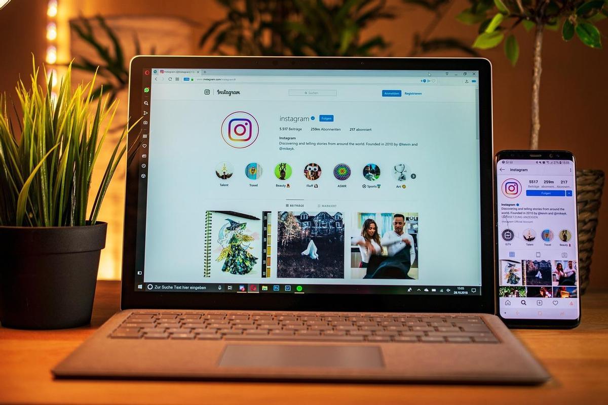 Imagen de ordenador portátil, móvil e Instagram