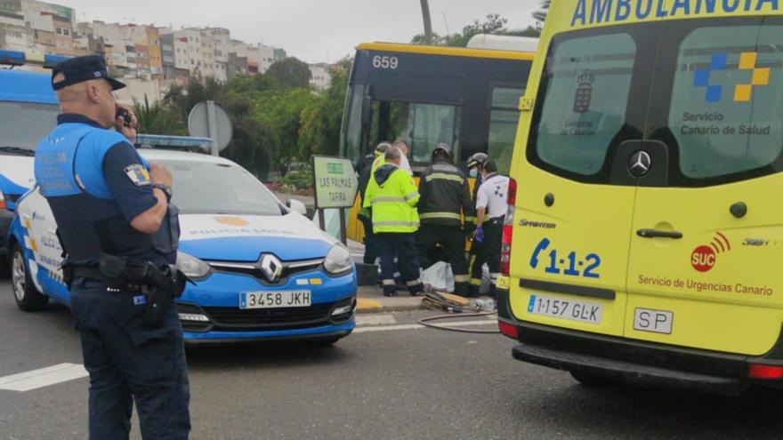 Herida grave en un atropello por una guagua en la rotonda de La Guillena