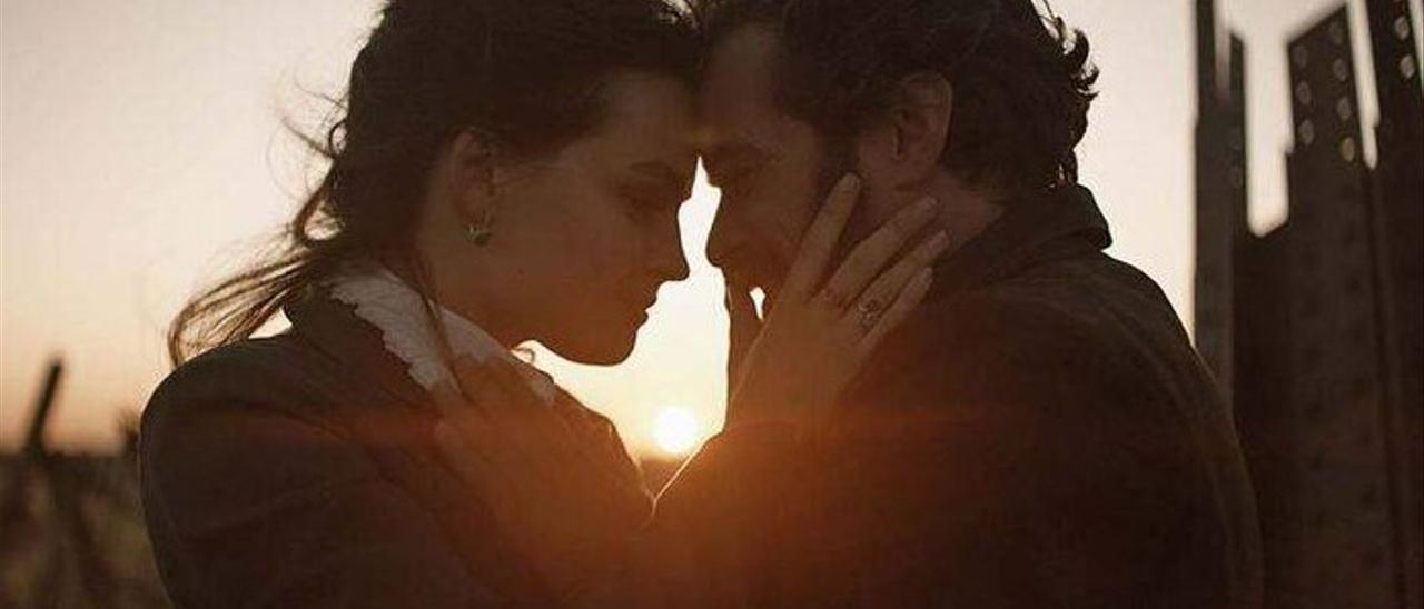 Emma Mackey y Romain Duris, en un fotograma de ’Eiffel’.
