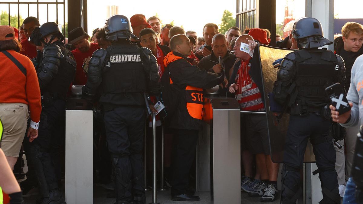 Aficionados intentan acceder al Stade de Frances para ver la final de la Champions League.