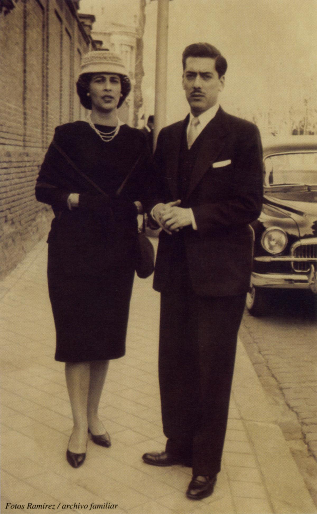 Vargas Llosa junto a Julia Urquidi en 1959.
