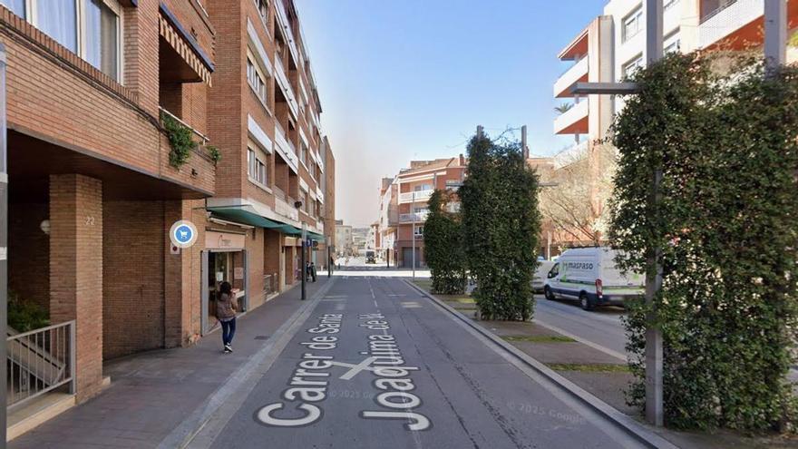 El carrer Joaquima Vedruna d'Igualada comença a ser reparat mig any després dels aiguats que el van fer malbé